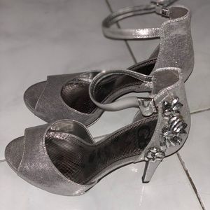 Silver high heels. SIZE 8 IN WOMENS.